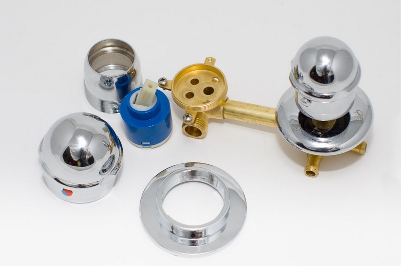 Замена картриджа для душевой кабины